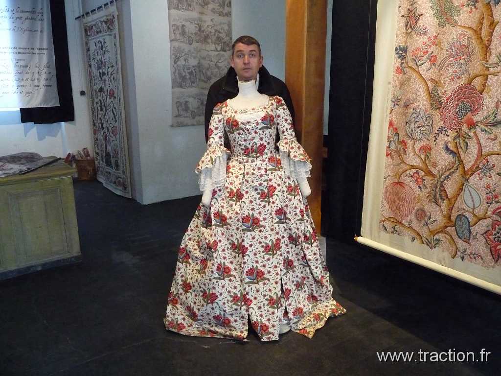 2012_Rodage_Printanier (55).JPG - 01/04/2012 - 68053 MULHOUSE CEDEX - Club de Véhicules Anciens d'Alsace Mulhouse - CVAAM - 3ème Rodage Printanier - Parc de Wesserling - Ecomusée textile - Jean-Luc plaisante